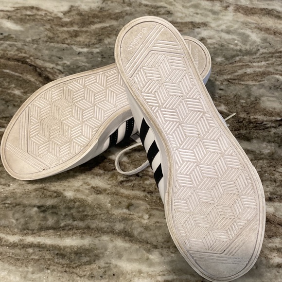 Adidas. Size US 8. Barely worn. - Picture 4 of 6